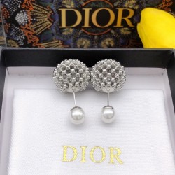 A unique item that will be the leading role Earrings 2023SS DIOR Dior